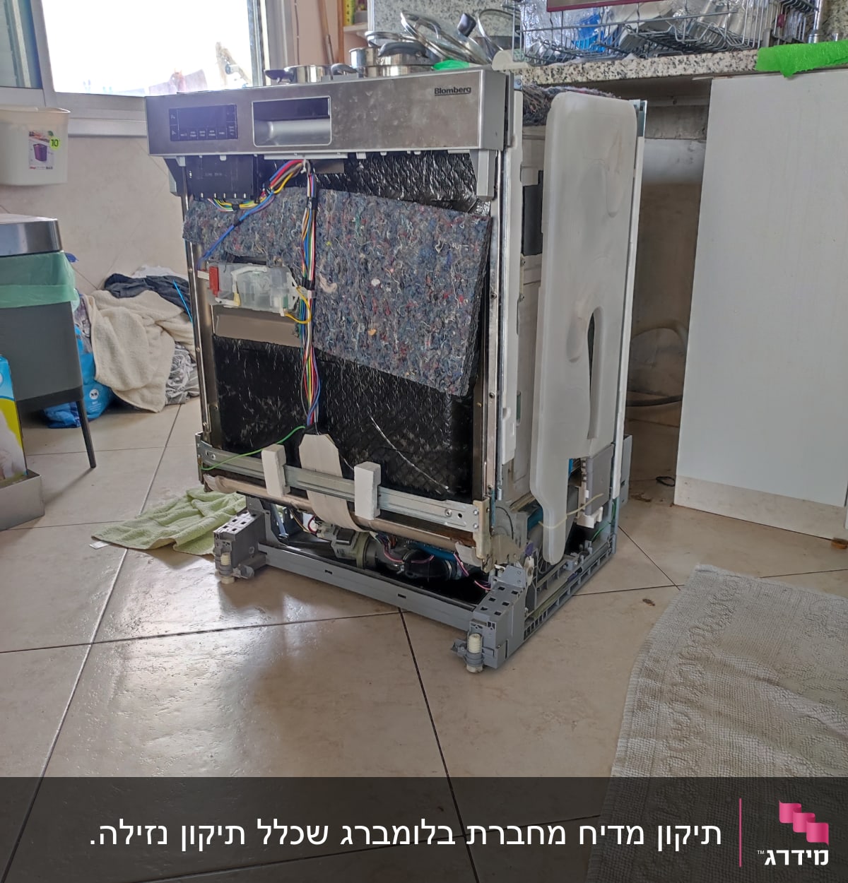 מדיח כלים פתוח עם חוטי חשמל צבעוניים